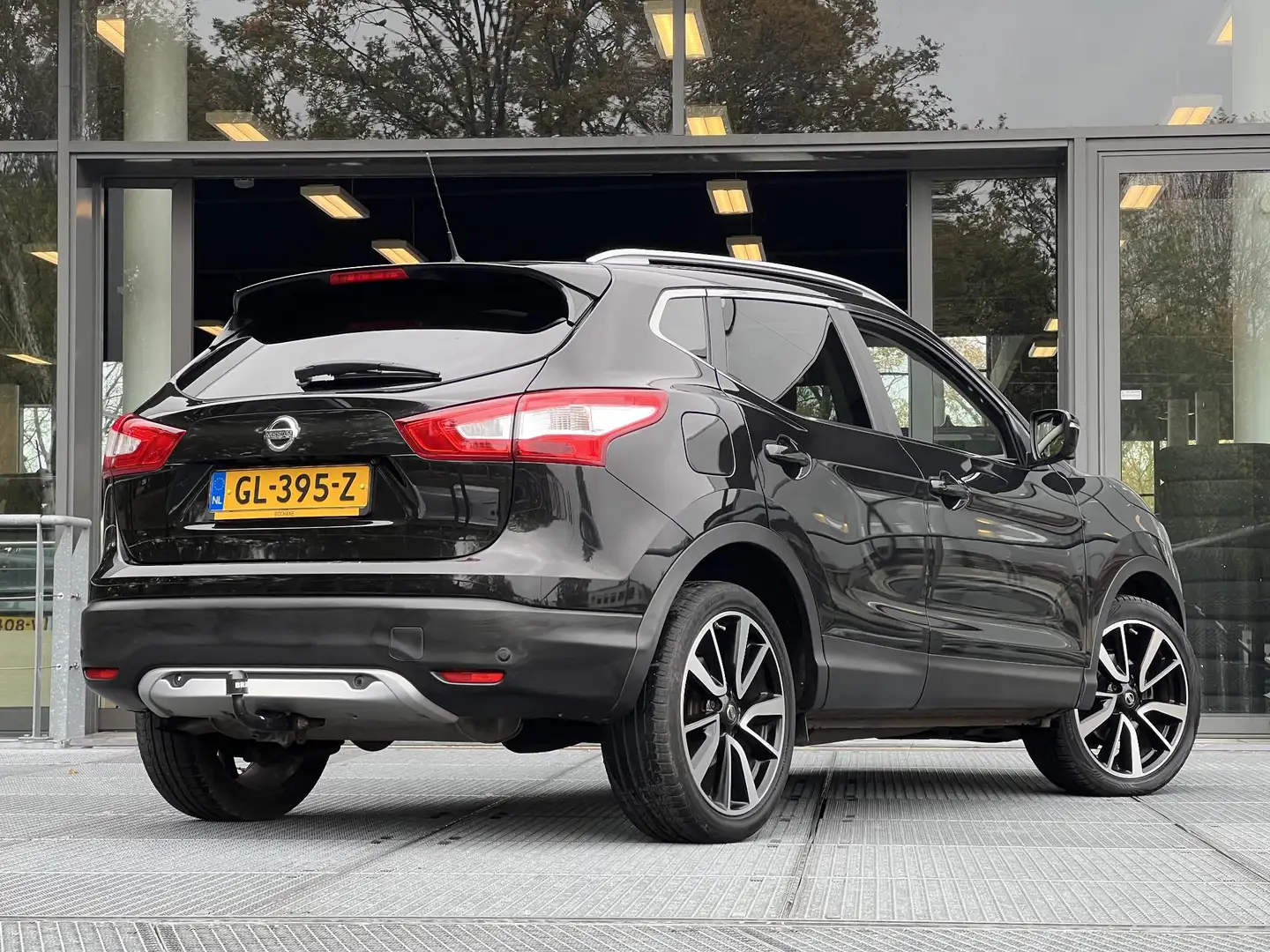Nissan Qashqai 1.2 Tekna | Trekhaak | Leer | Navigatie | Panorama Zwart - 2