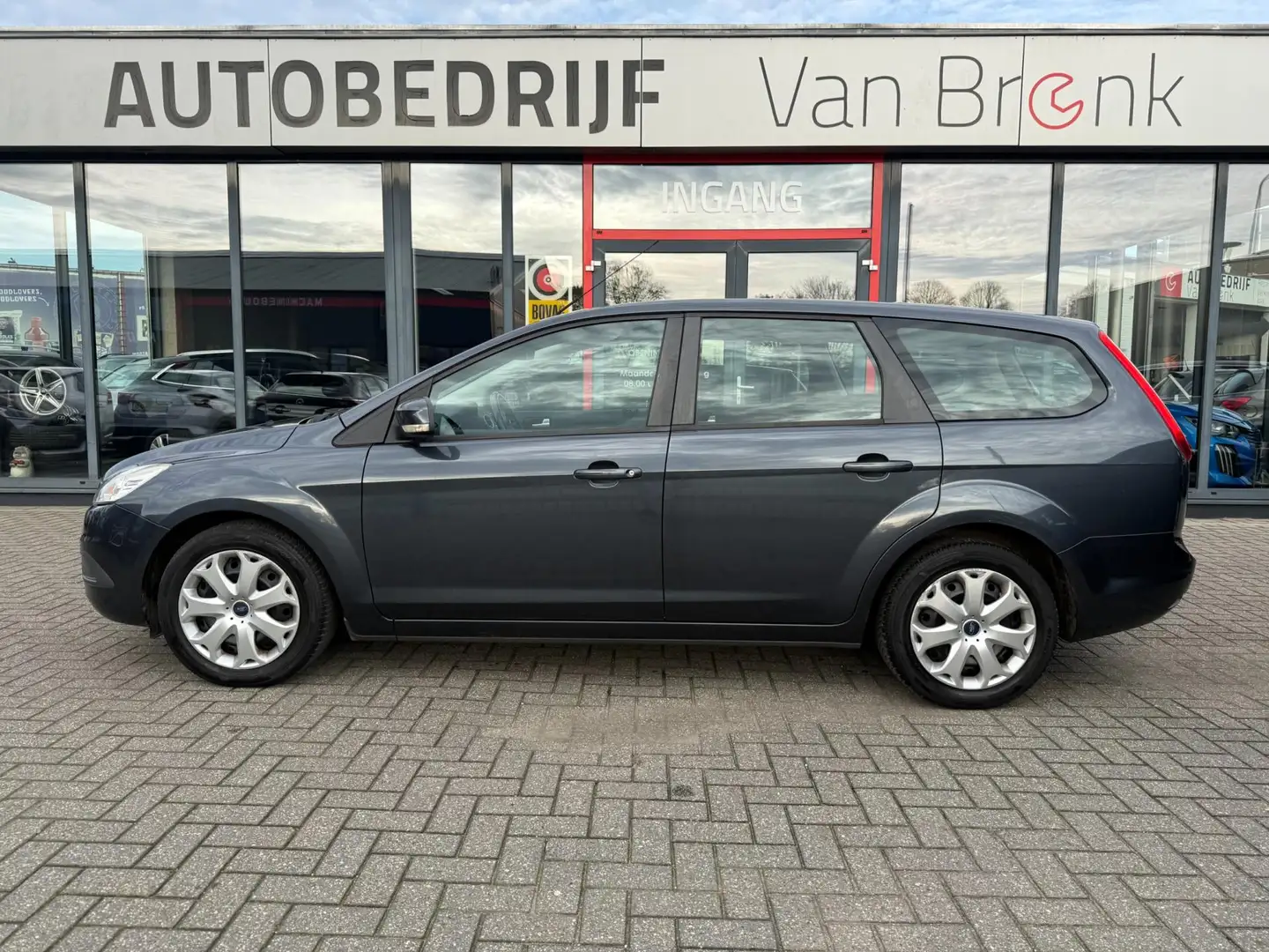 Ford Focus Wagon 1.6 Trend | Nieuwe APK | Cruise | Trekhaak Grijs - 2