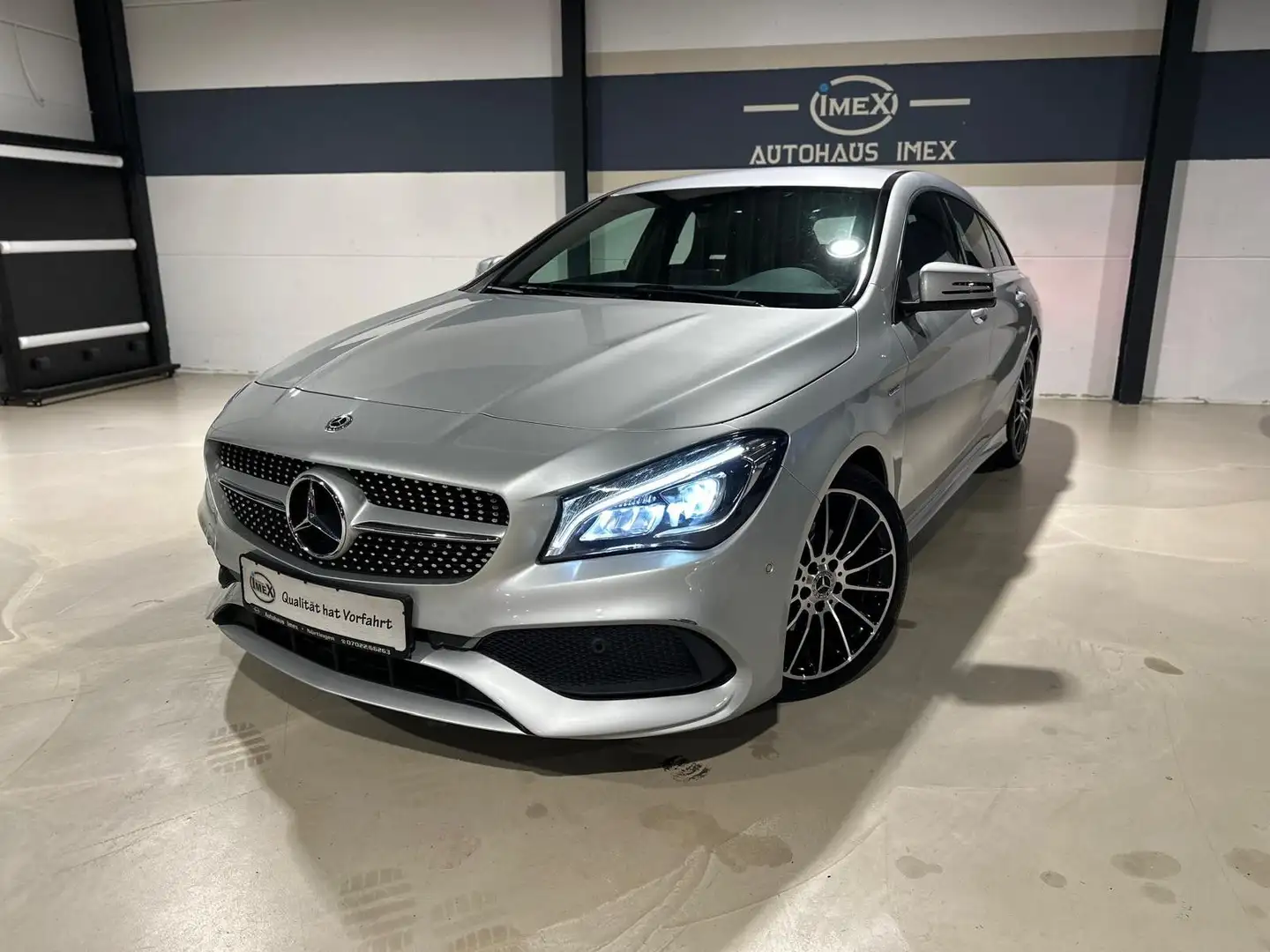 Mercedes-Benz CLA 180 *AMG-LINE*LED*NAVI*KEYLESS Silber - 1