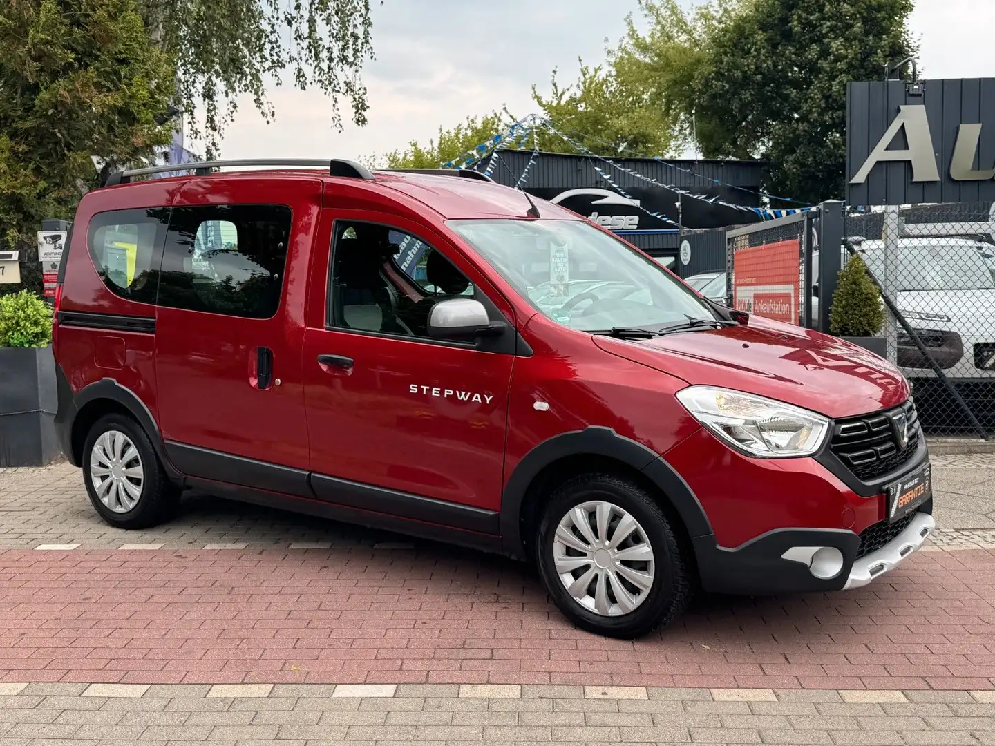 Dacia Dokker Stepway 1.6*Navi*Sitzheizung*Ahk*Kamera* Rouge - 1