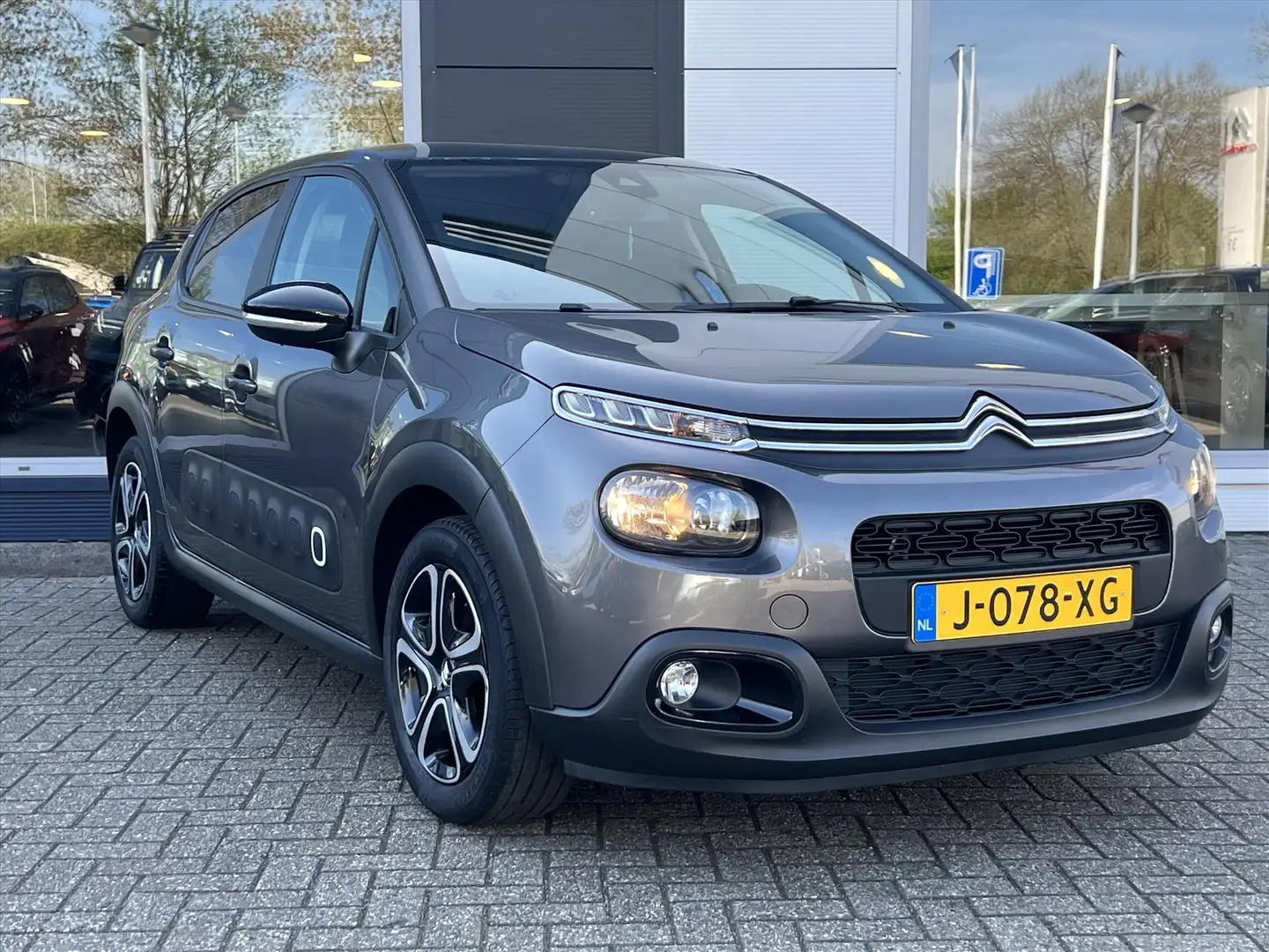 Citroen C3 1.2 PureTech 83pk Feel | Navigatie | Airconditioni Grau - 2