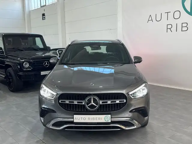 Mercedes-Benz 220 view 2