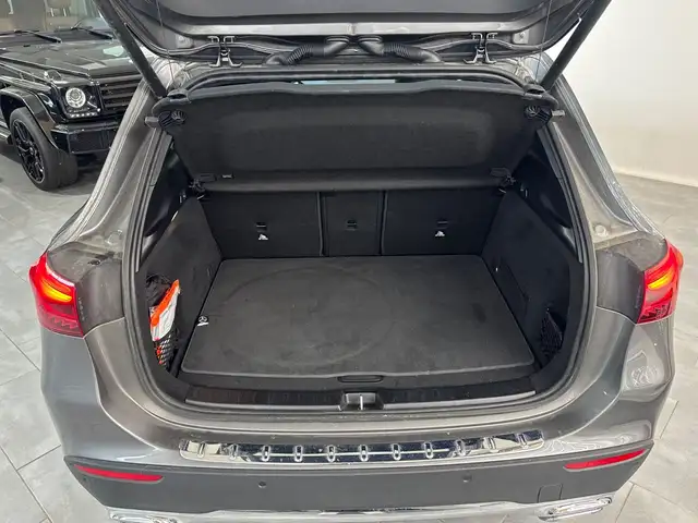 Mercedes-Benz 220 view 8