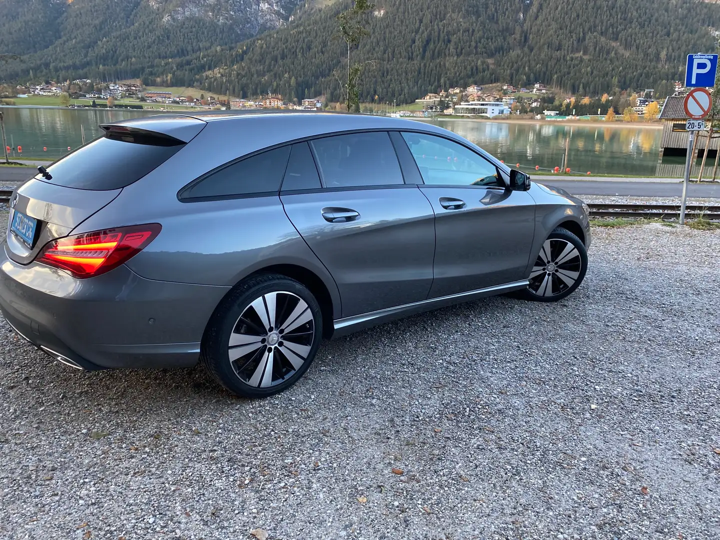 Mercedes-Benz CLA 180 CLA 180 d Shooting Brake Grau - 2