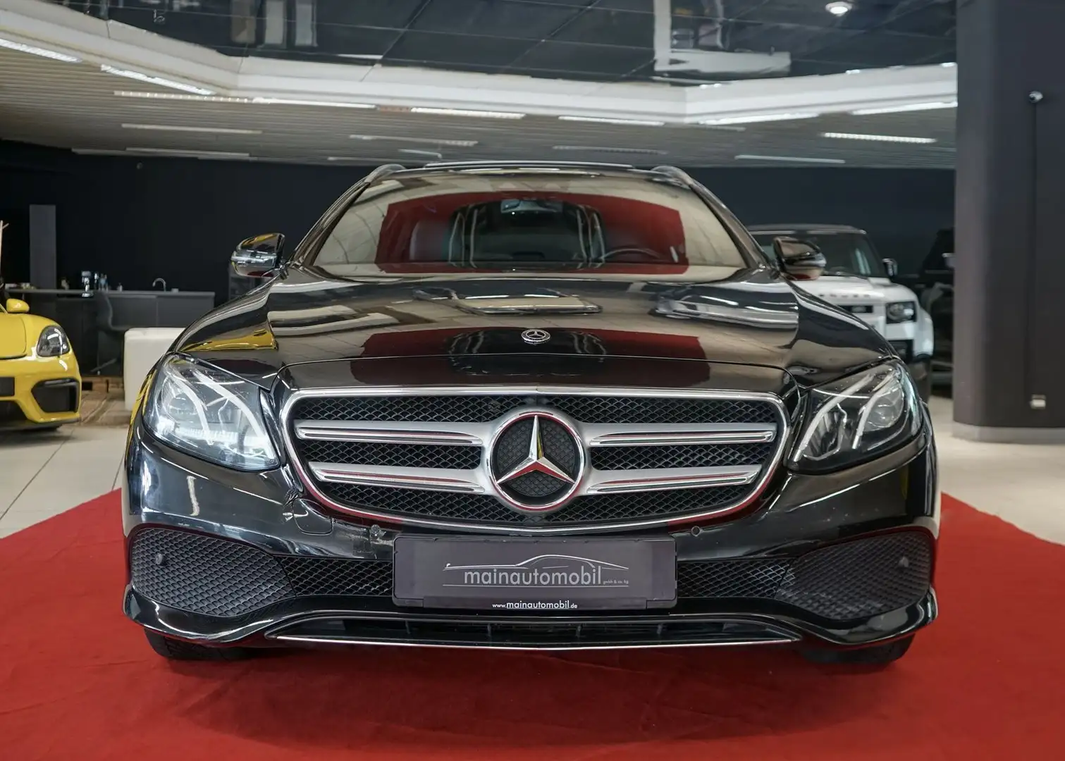Mercedes-Benz E 400 T 4Matic AHK LED HeadUp Burmester Glasdach Zwart - 1