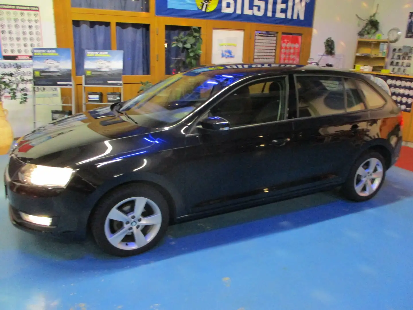 Skoda Rapid/Spaceback Rapid Spaceback 1.0 TSI Active,AHK-abnehmbar Schwarz - 2