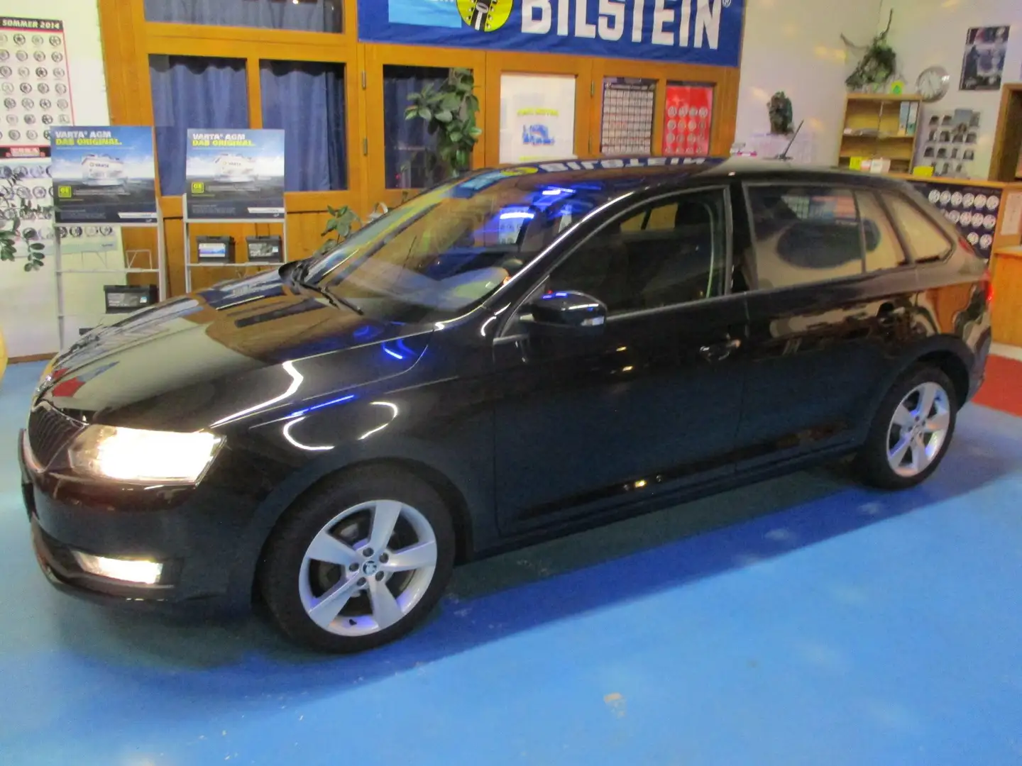Skoda Rapid/Spaceback Rapid Spaceback 1.0 TSI Active,AHK-abnehmbar Schwarz - 1