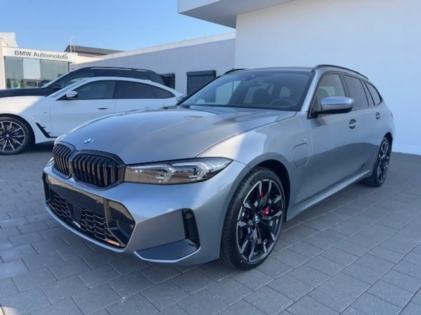 BMW 330 e xDrive Touring M Sportpaket Grijs - 1