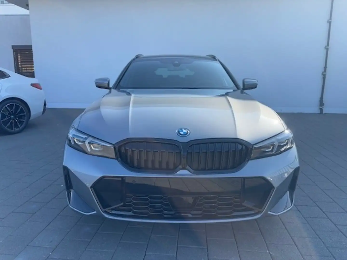 BMW 330 e xDrive Touring M Sportpaket Grijs - 2