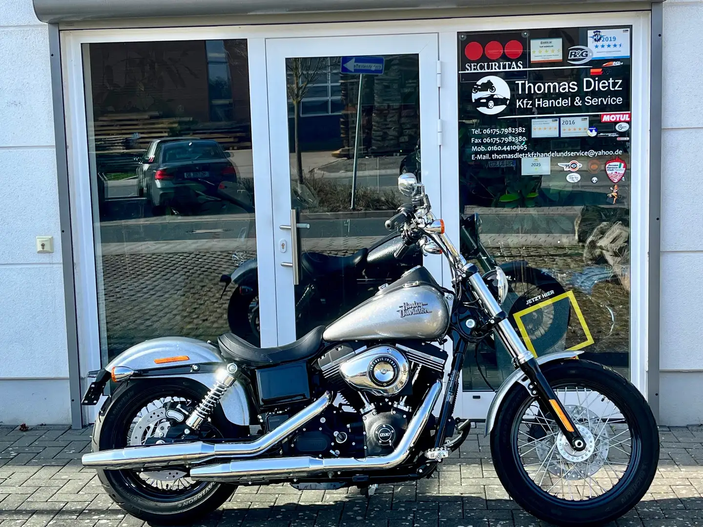 Harley-Davidson Street Bob Special FXDB 103 Candy Quicksilver Flake Deluxe Plateado - 1