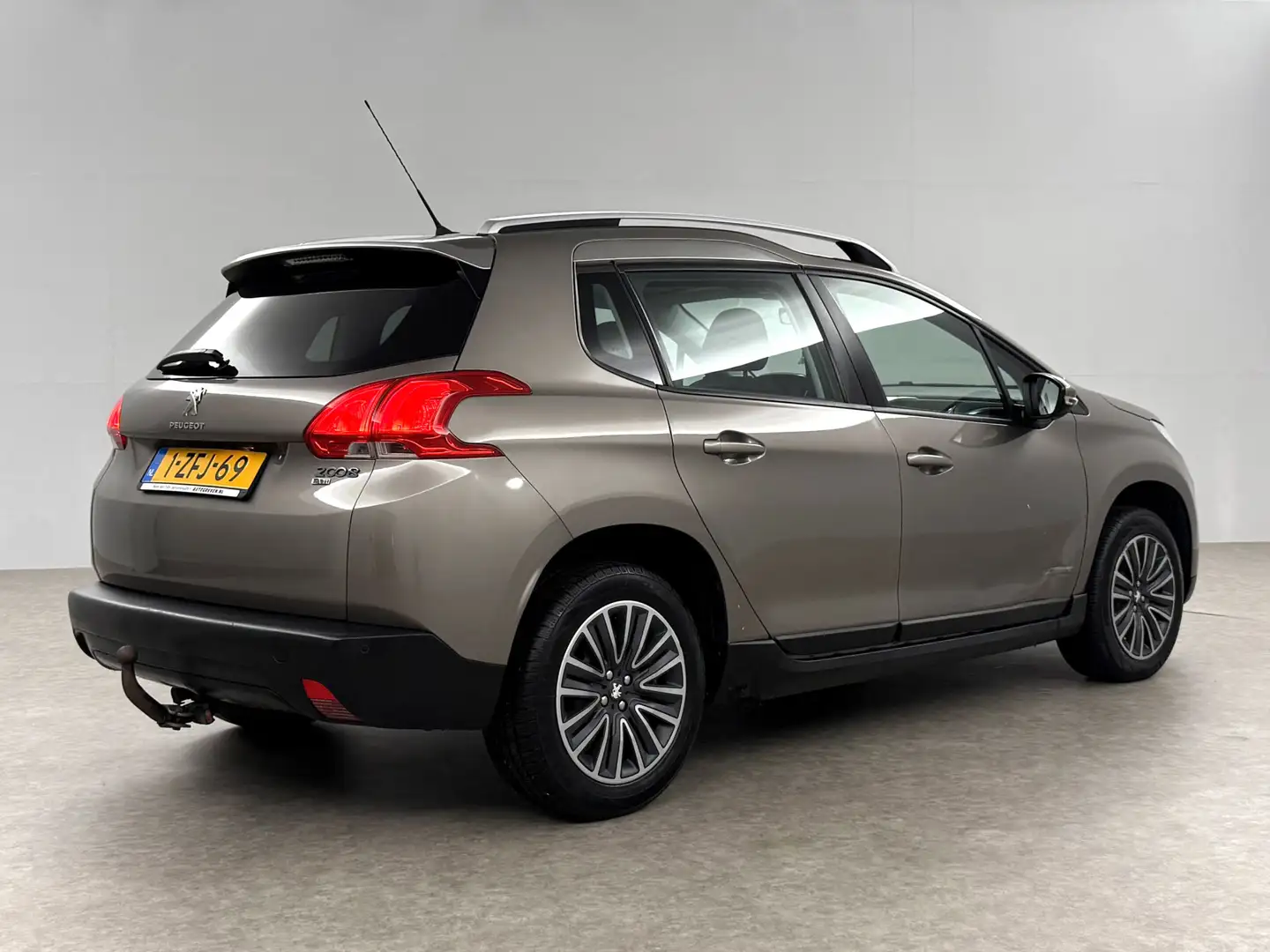 Peugeot 2008 1.2 PureTech Pano Airco Trekhaak LED Navigatie Par Beige - 2