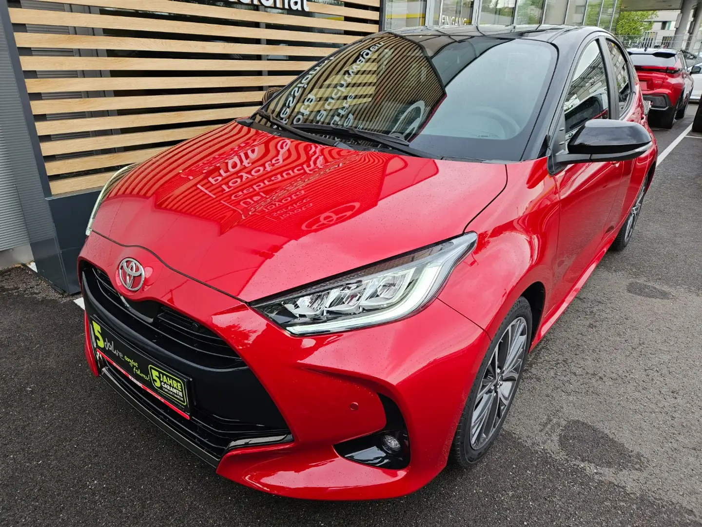Toyota Yaris 1.5 VVT-i Hybrid Style Rot - 2