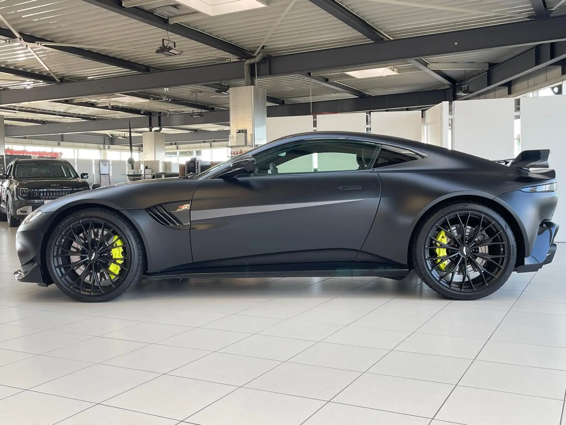 애스턴마틴 V8 Coupe 2023 검정 사진 3