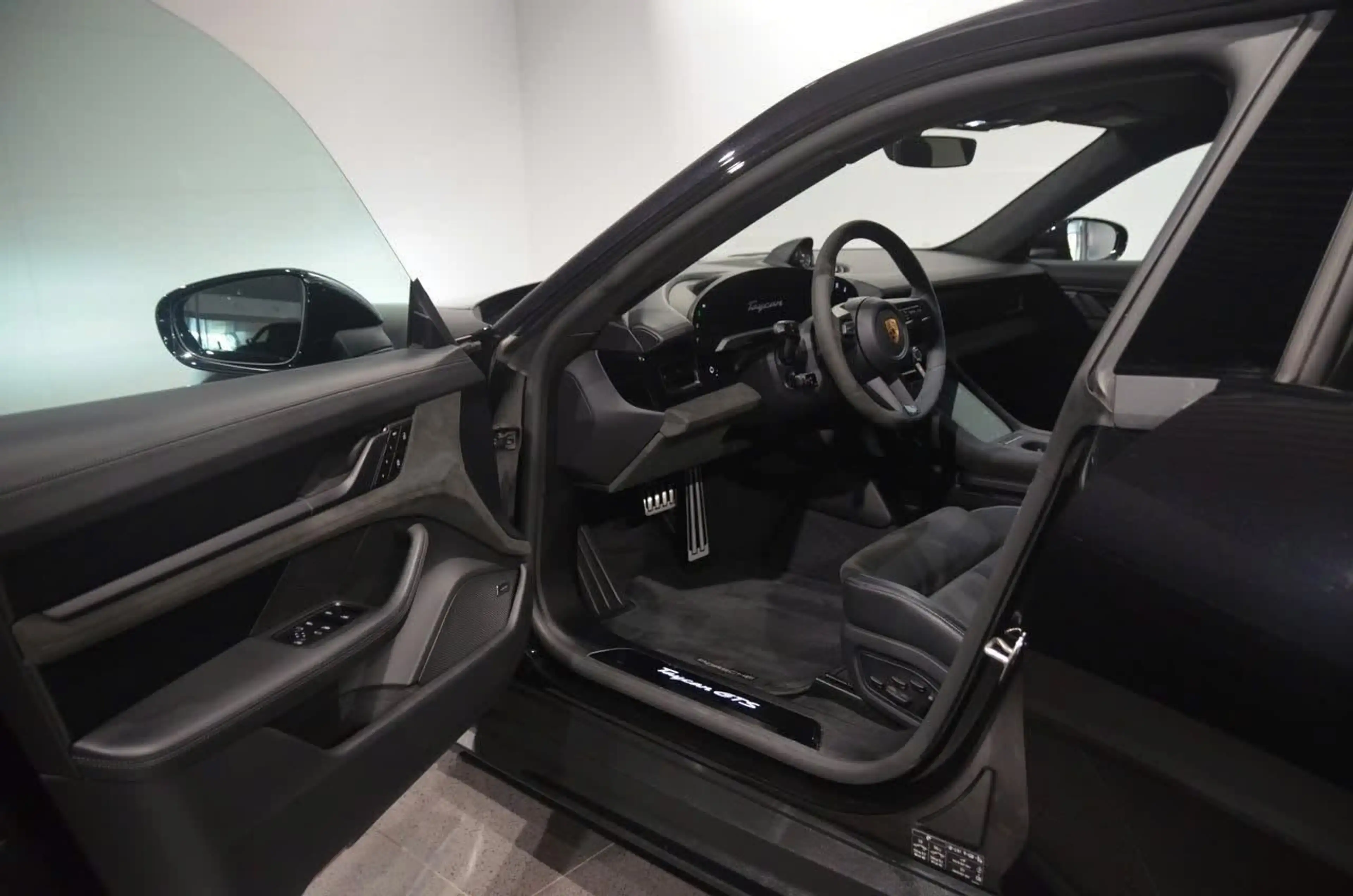 Porsche Taycan Sport Turismo GTS — photo 10