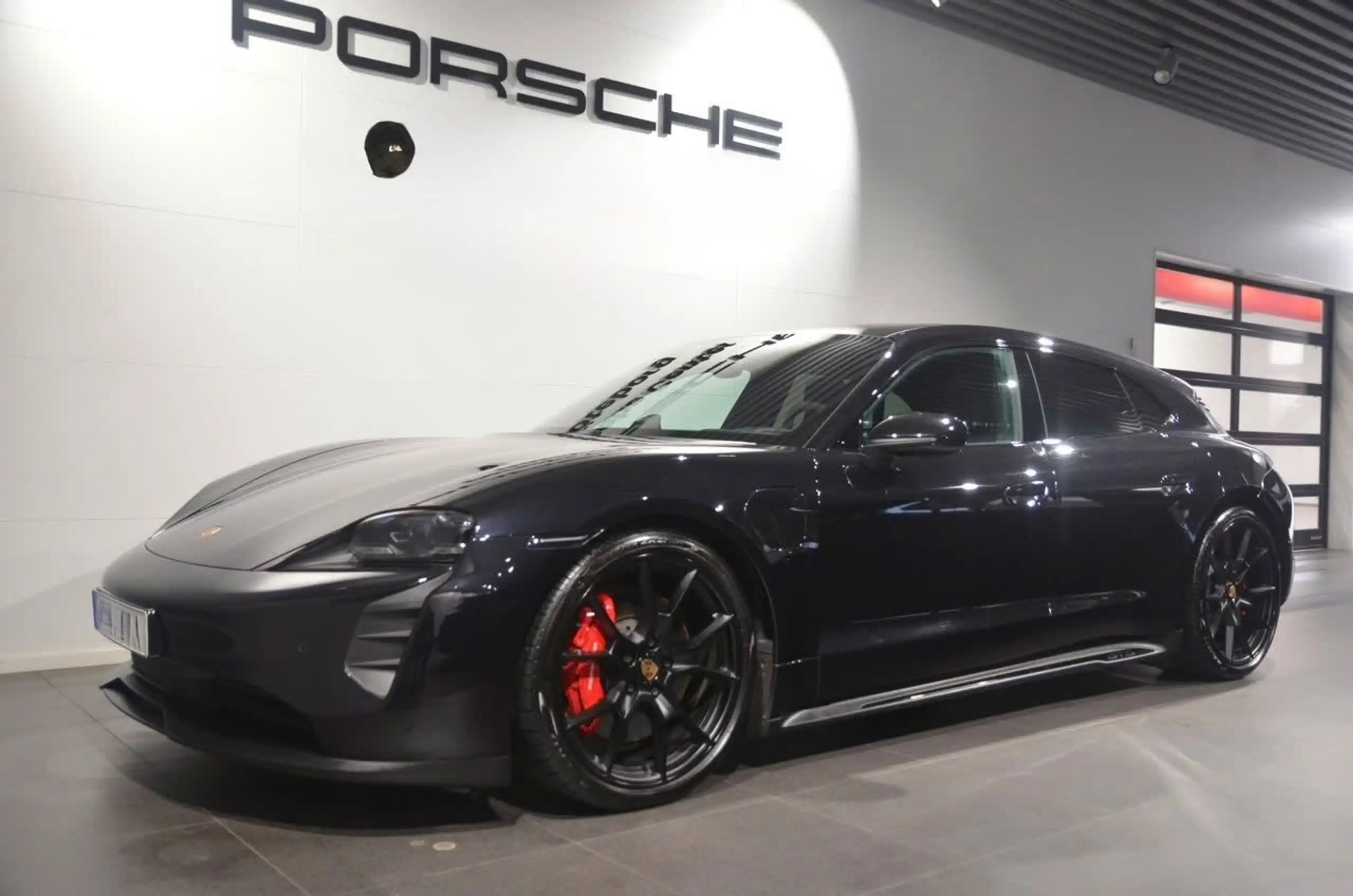 Porsche Taycan Sport Turismo GTS — photo 9
