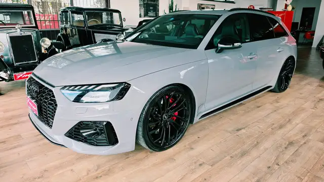 Audi RS4 view 4