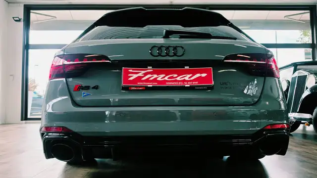 Audi RS4 view 10