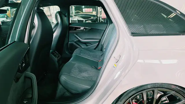 Audi RS4 view 8