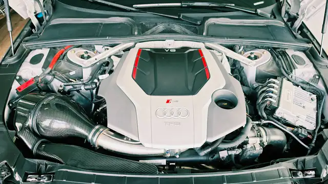 Audi RS4 view 11