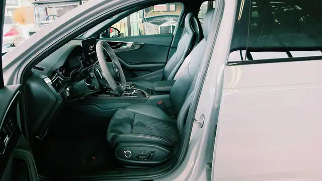 Audi RS4 view 5