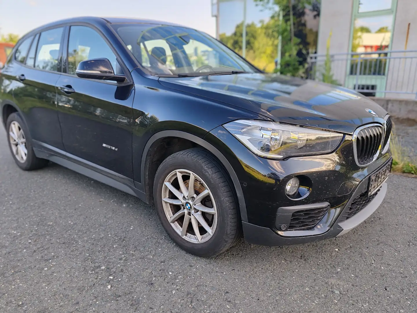 BMW X1 sDrive 18 d Advantage Zwart - 2