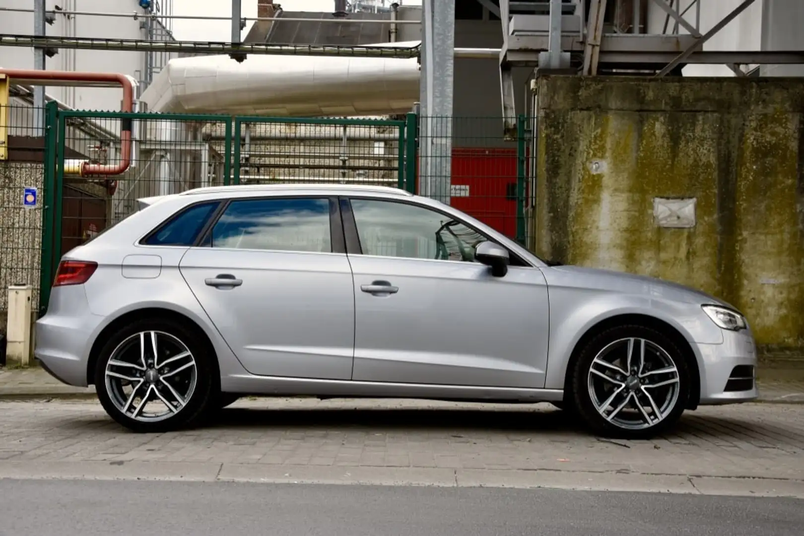 Audi A3 1.0 30TFSi **BENZINE** Gris - 2