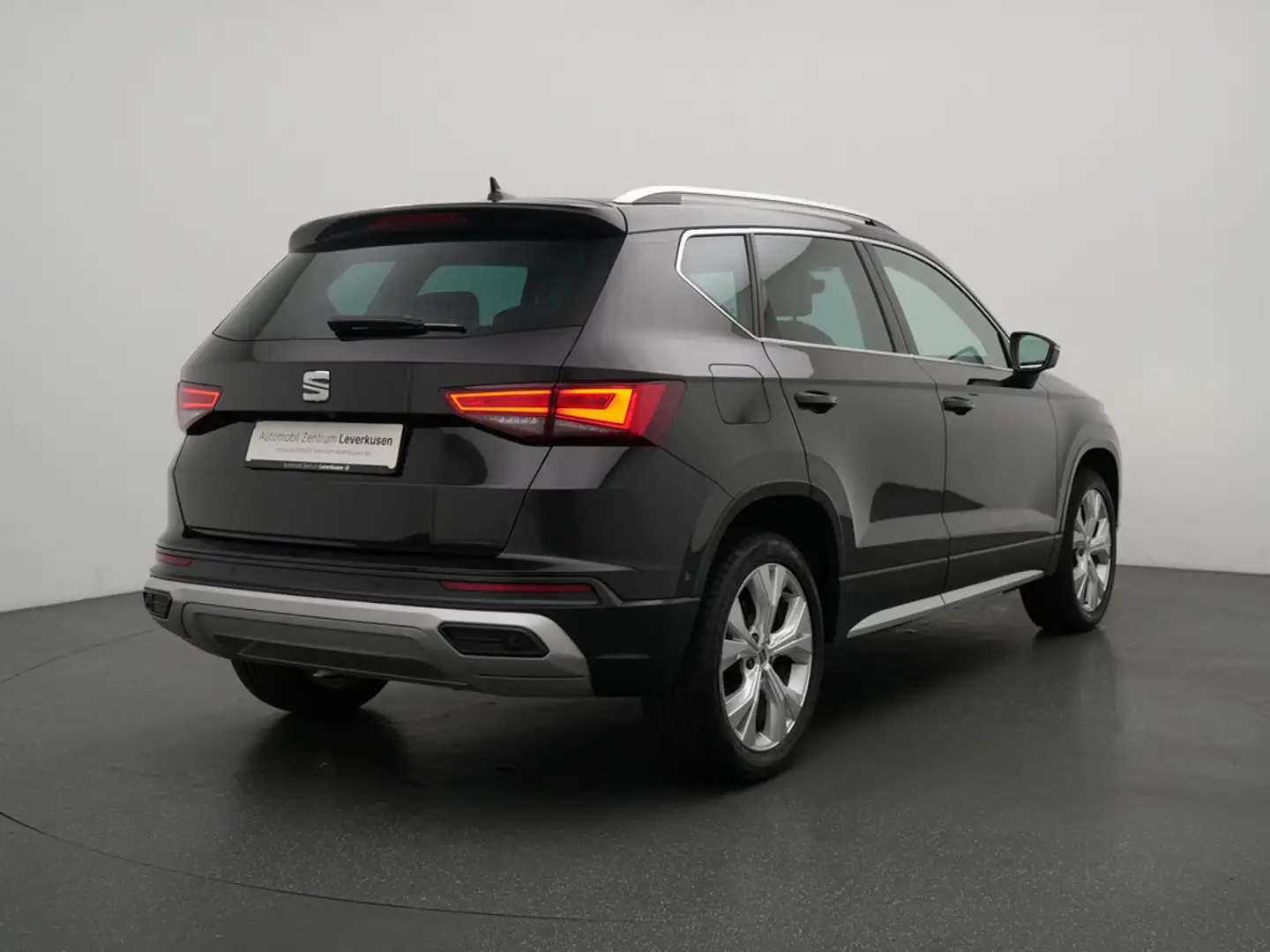 SEAT Ateca Xperience DSG LEDER NAVI KAM SHZ PANO Schwarz - 2