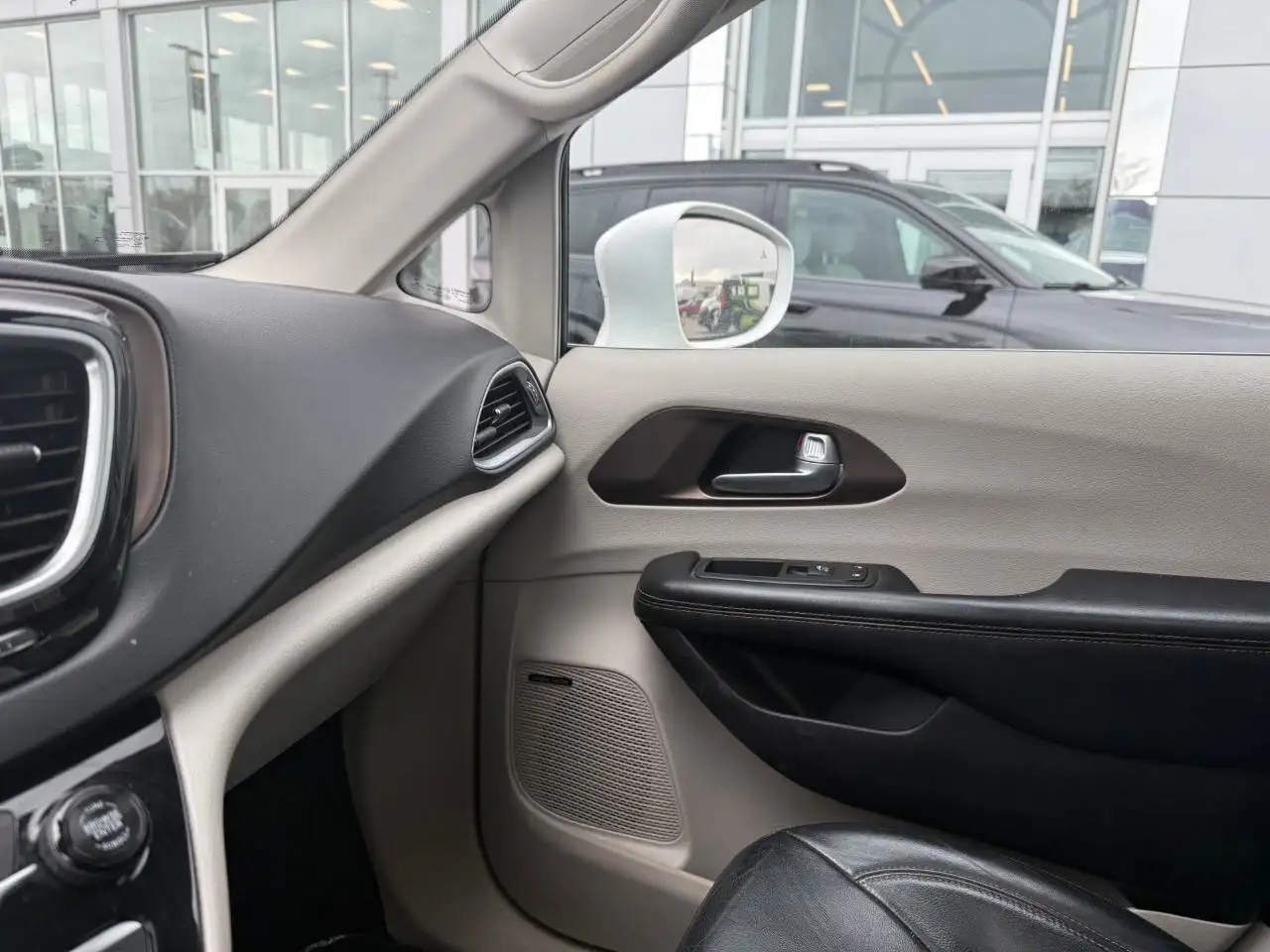 Chrysler Pacifica снимка Chrysler Pacifica