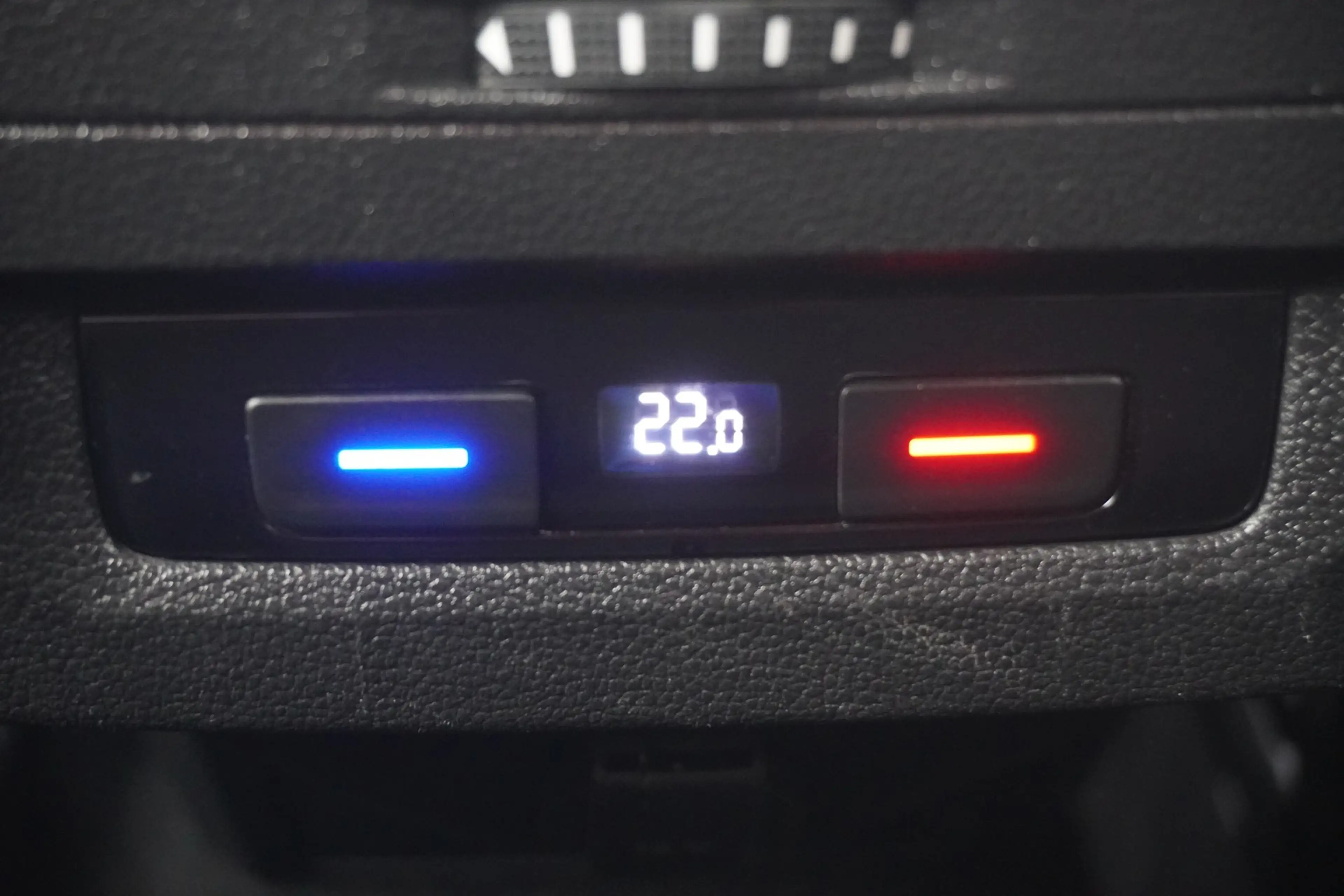 Volkswagen Touran 1.4TSI R-Line 7-Sitzer Kamera AHK LED ACC — photo 15