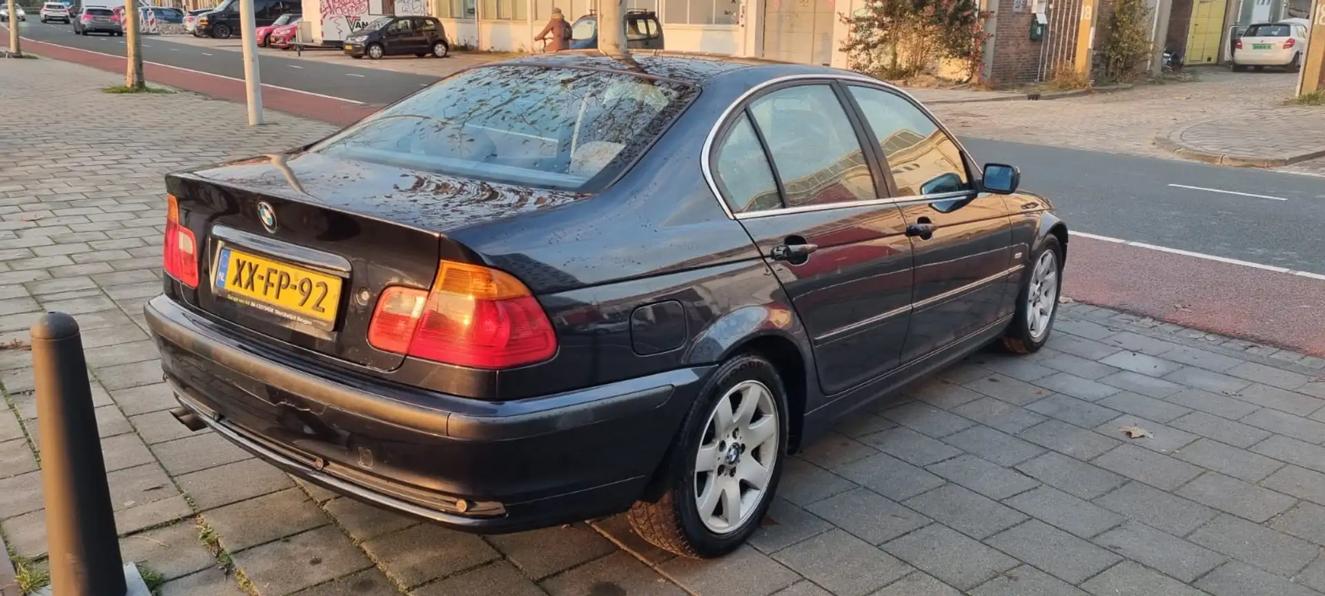 BMW 330 320i Blauw - 1