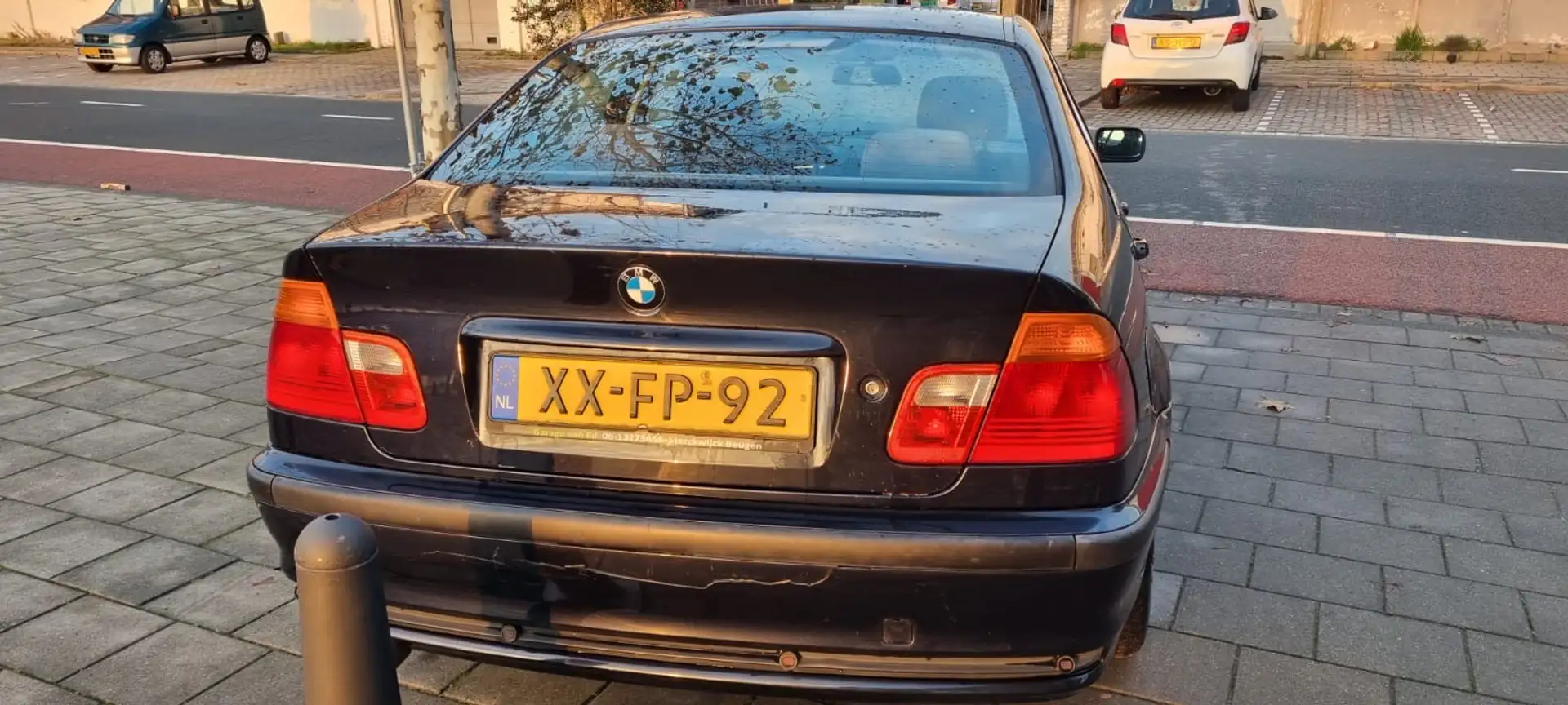 BMW 330 320i Blauw - 2