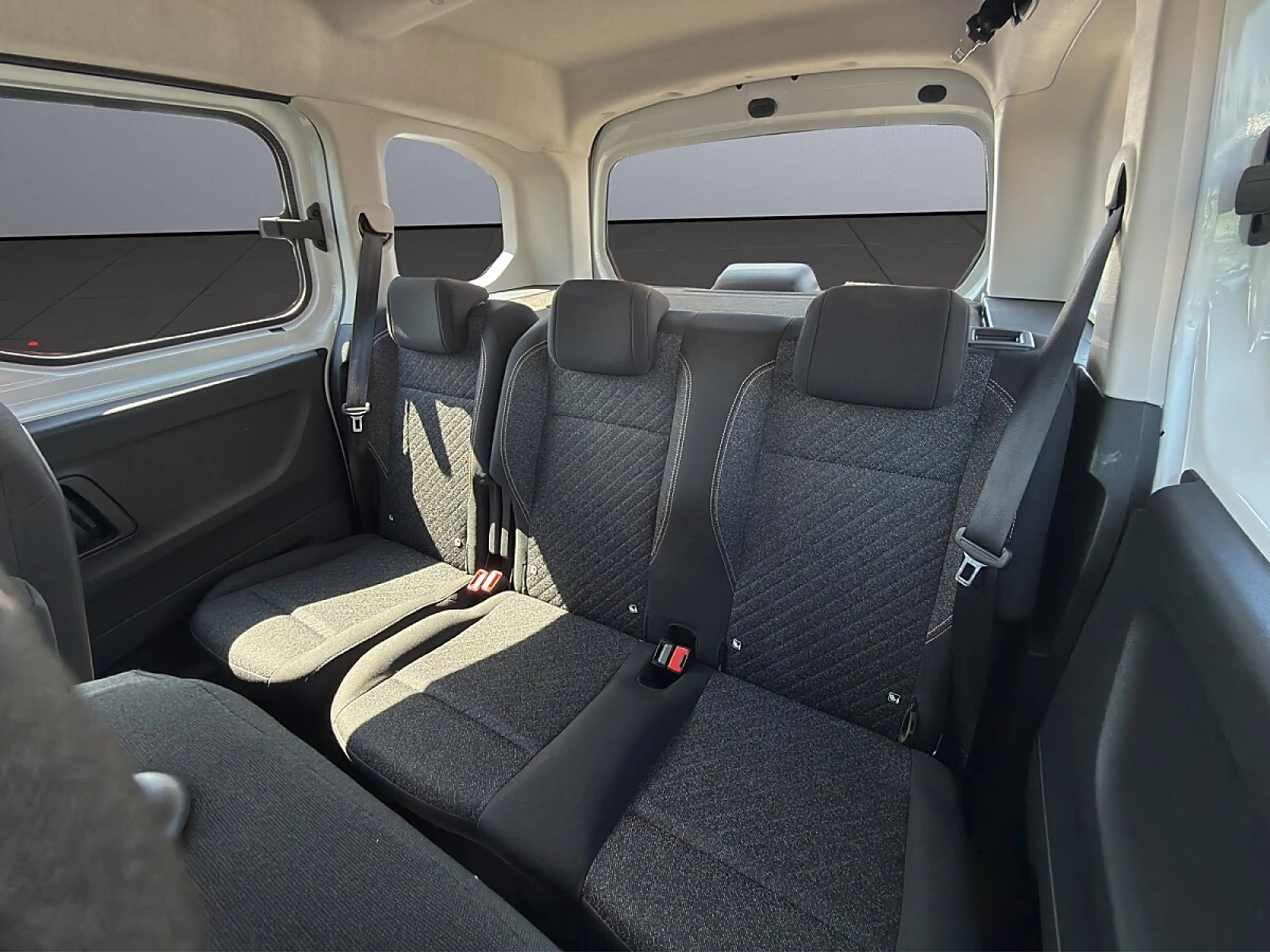 Peugeot Rifter 1,5 BlueHDI 100 S&S Allure — photo 15
