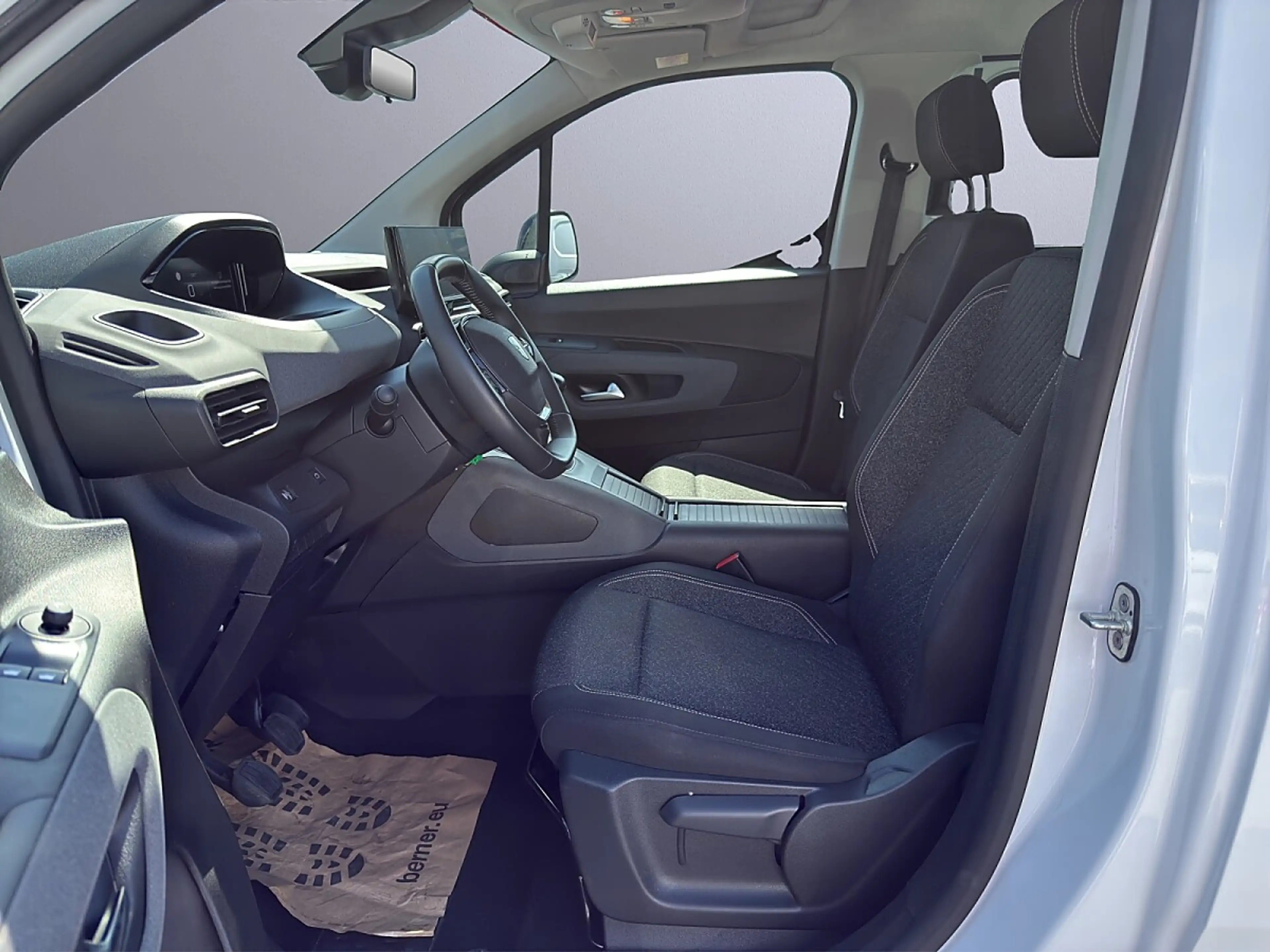 Peugeot Rifter 1,5 BlueHDI 100 S&S Allure — photo 14