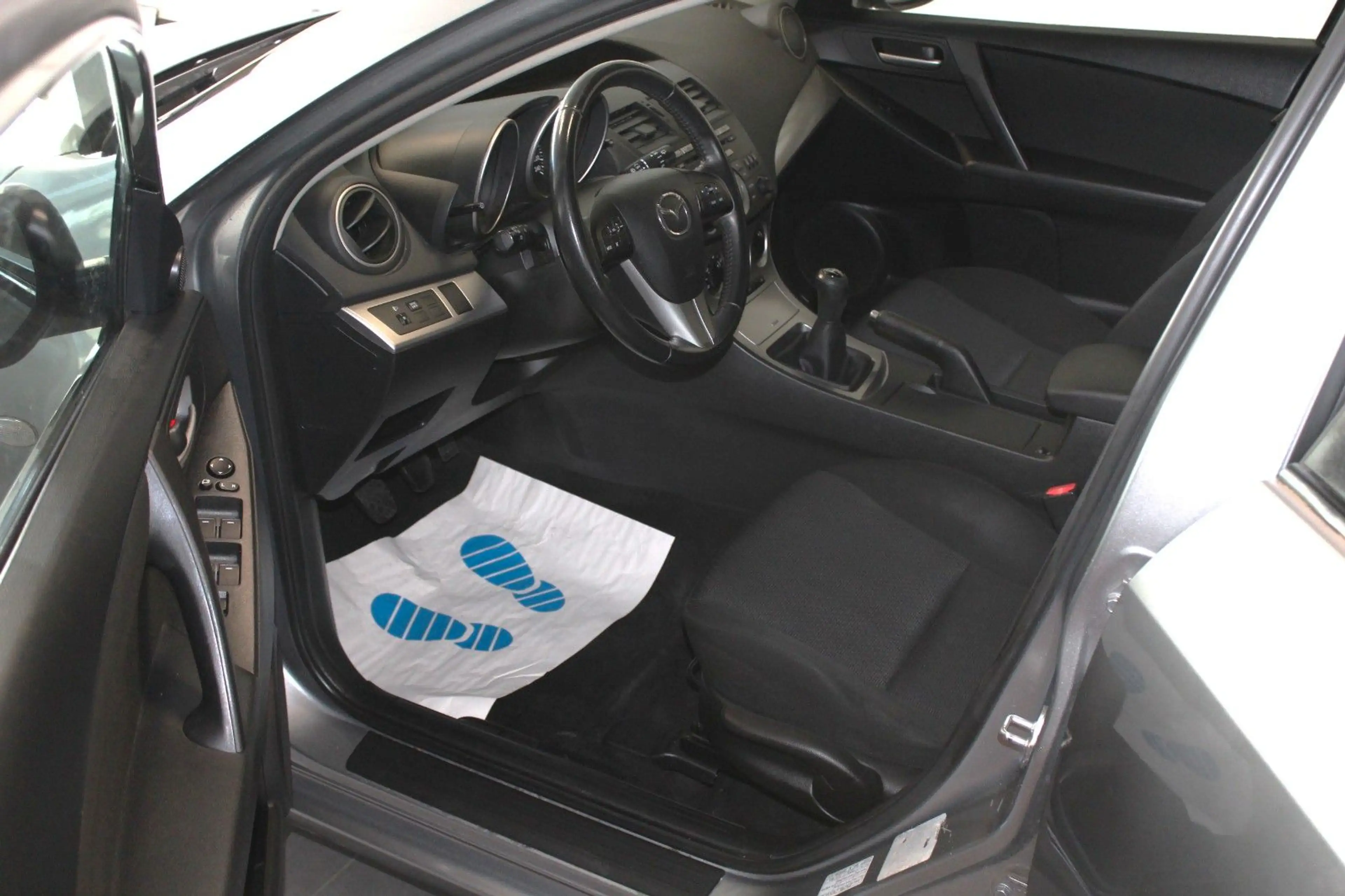 Mazda 3 Lim. Center-Line — photo 8