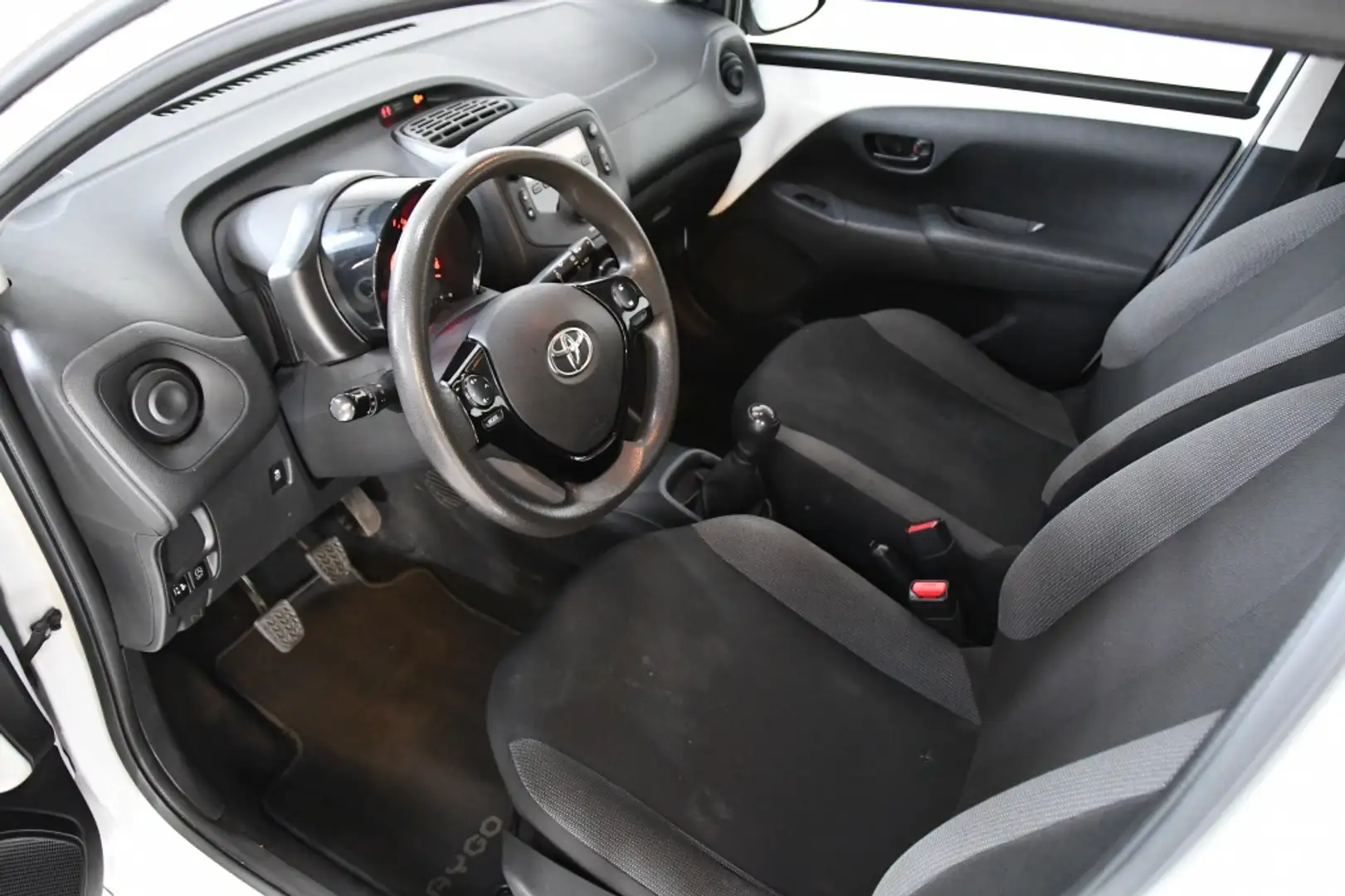 Toyota Aygo 1.0 VVT-i x-fun Wit - 2