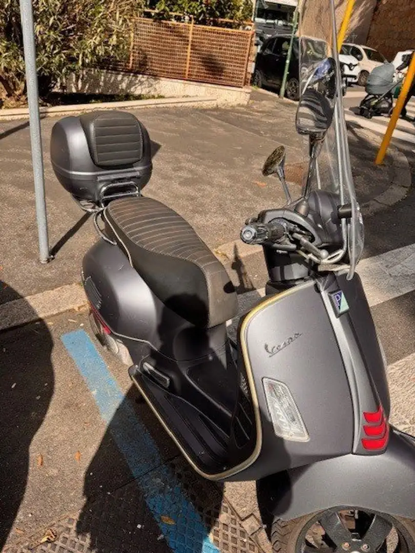 Vespa GTS Super Sport 300 Gri - 1