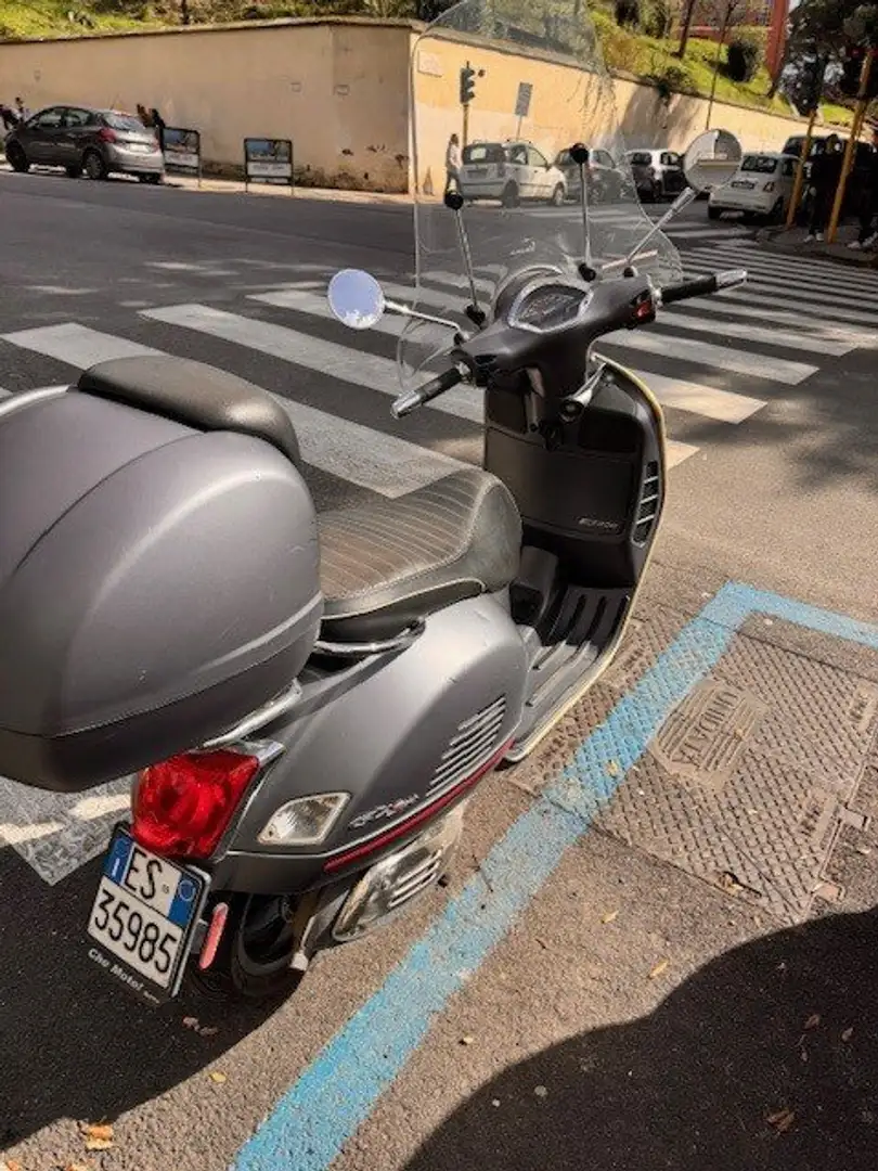 Vespa GTS Super Sport 300 Gri - 2