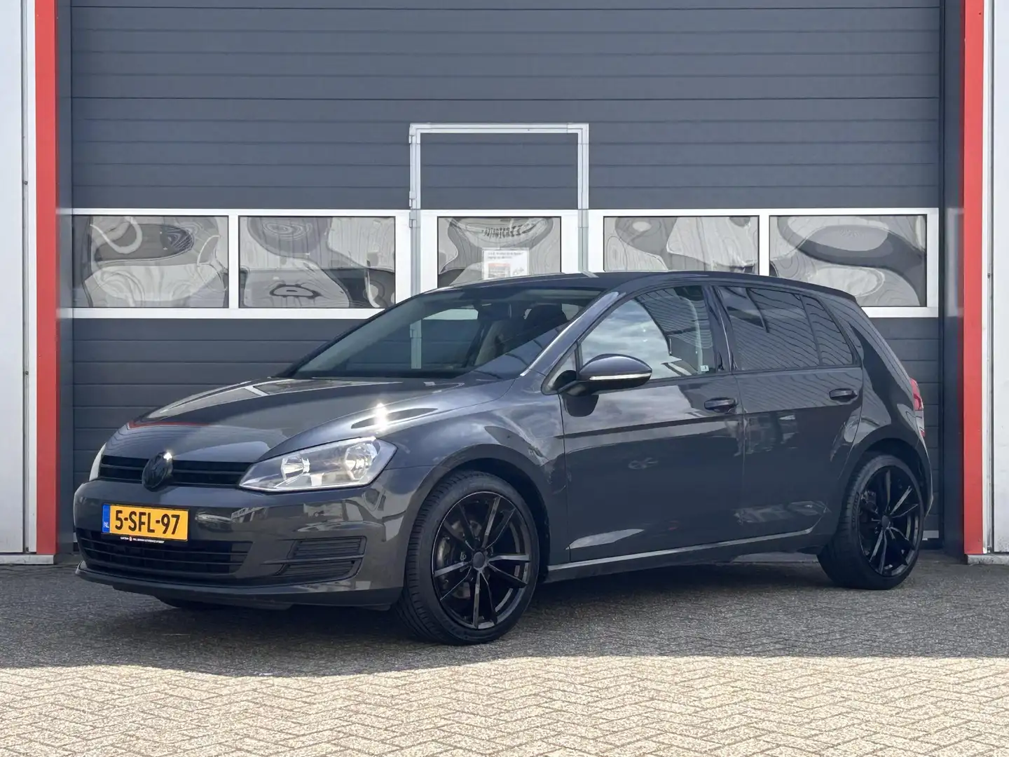 Volkswagen Golf 1.2 TSI Trendline | Cruise | Parkeer sensoren | Li Grijs - 2