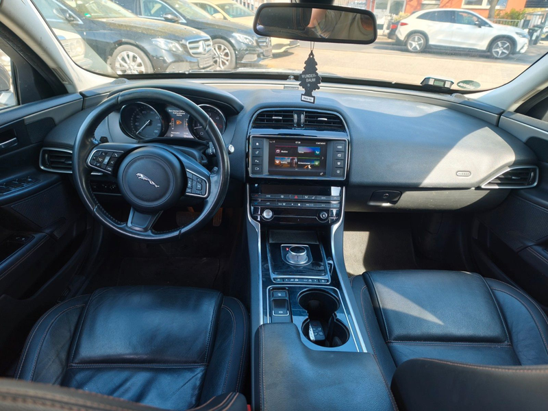 Jaguar XE 2.0d Prestige*Automatik*PDC*TMP*Kamera*EU6 — photo 8