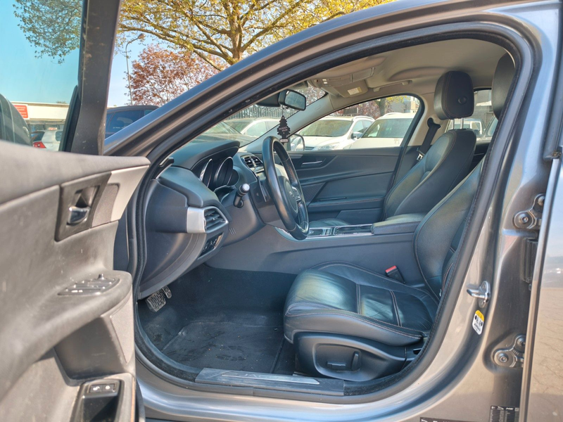 Jaguar XE 2.0d Prestige*Automatik*PDC*TMP*Kamera*EU6 — photo 9