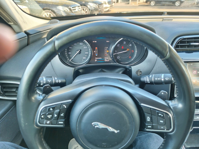 Jaguar XE 2.0d Prestige*Automatik*PDC*TMP*Kamera*EU6 — photo 13