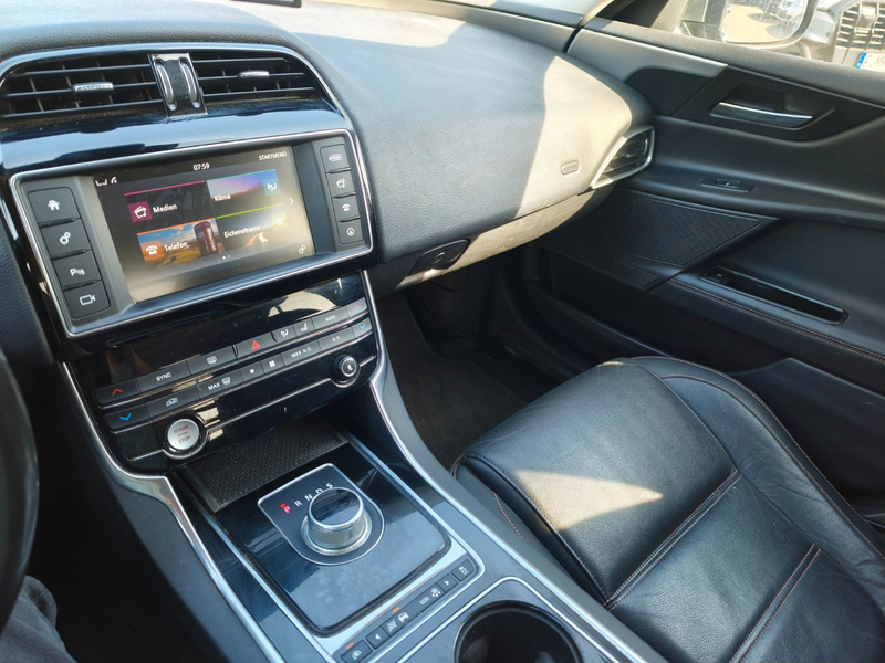 Jaguar XE 2.0d Prestige*Automatik*PDC*TMP*Kamera*EU6 — photo 14