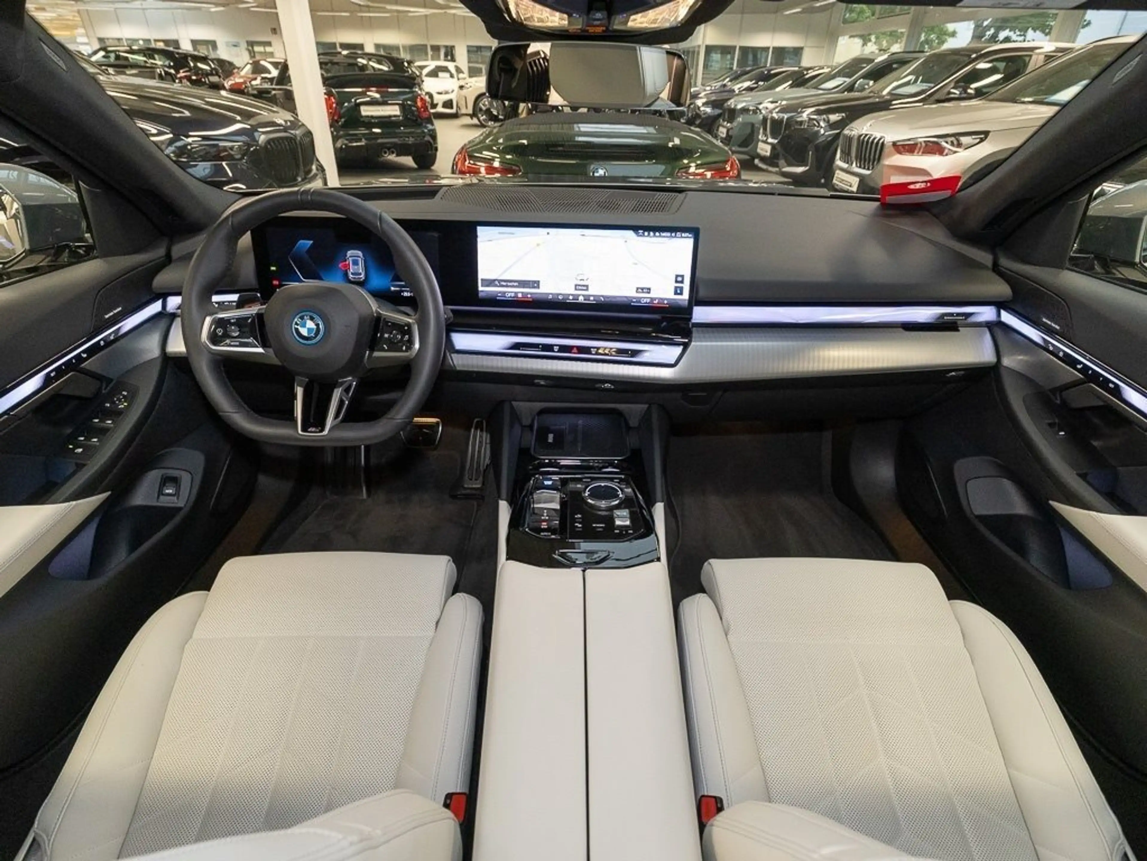 BMW i5 eDrive40 Touring M Sport HUD PANO ACC AHK LM — photo 11