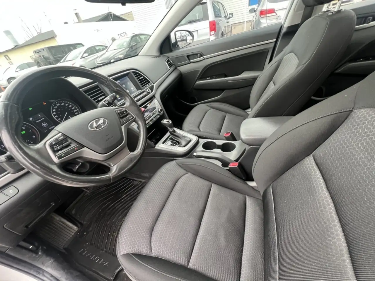 Hyundai ELANTRA fotografie Hyundai ELANTRA