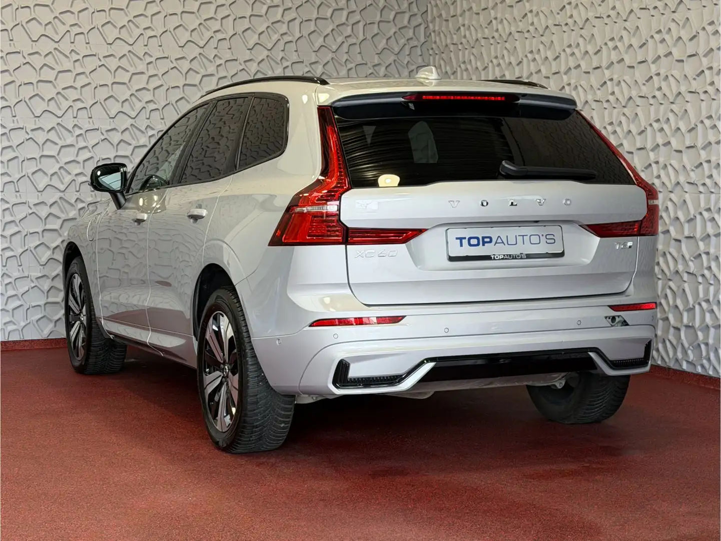 Volvo XC60 2.0 T6 350 PK PHEV AWD PLUS DARK + LONG RANGE PANO Grau - 2