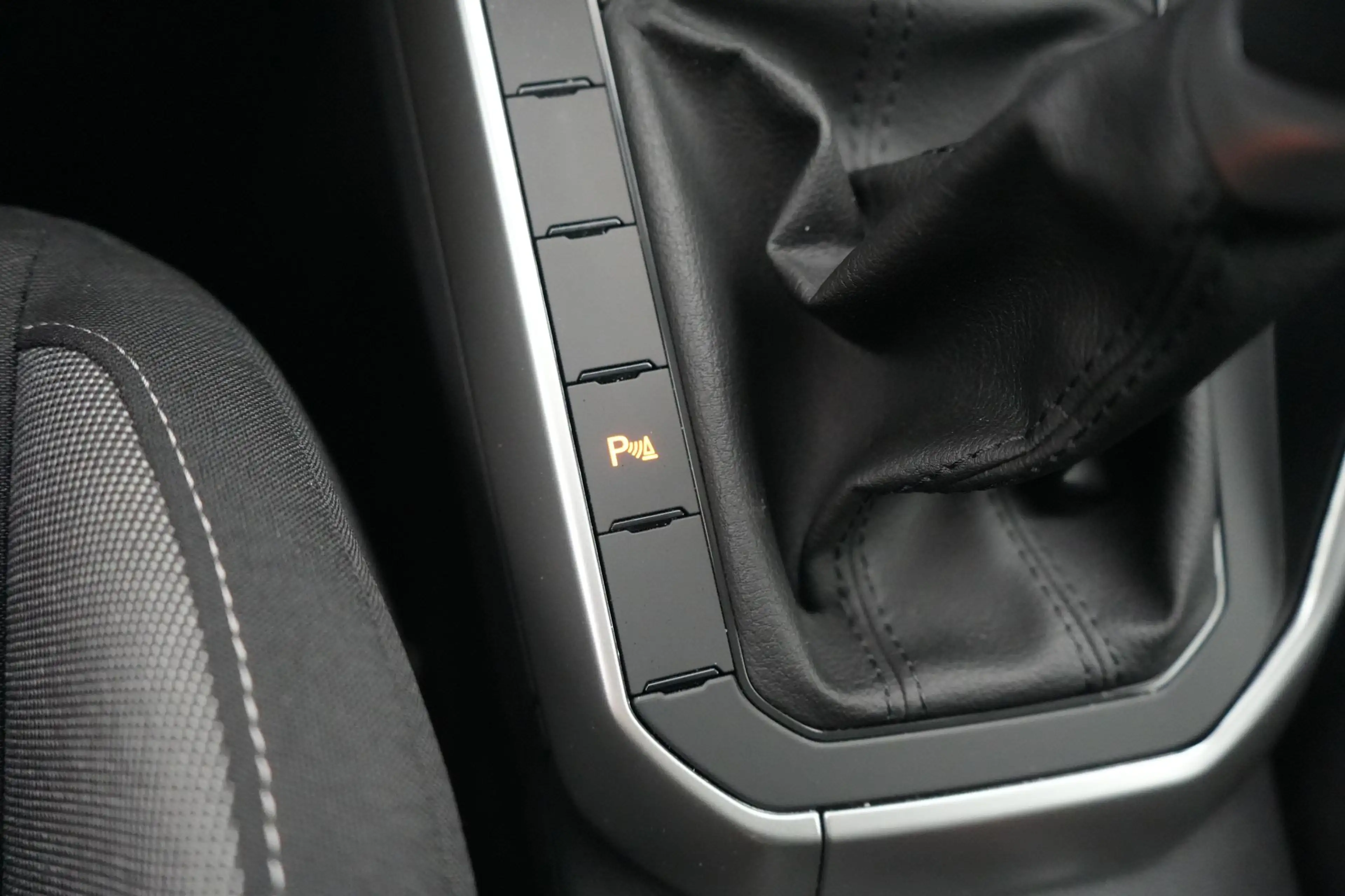 Volkswagen Polo 1.0 TSI Life Business LED GPS PDC CAM Carplay — photo 24