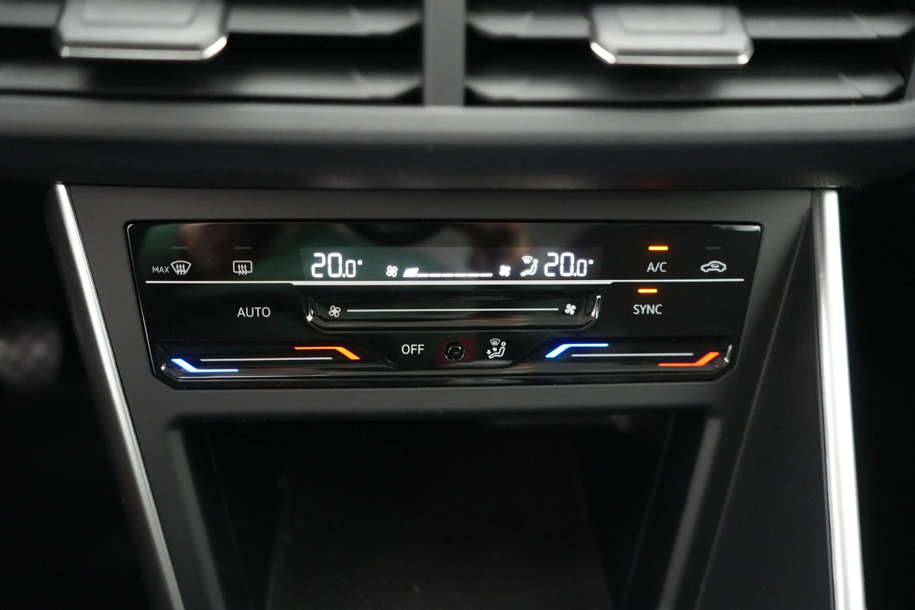 Volkswagen Polo 1.0 TSI Life Business LED GPS PDC CAM Carplay — photo 22