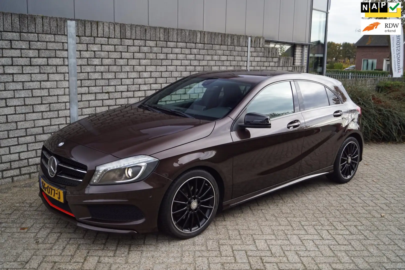Mercedes-Benz A 180 Ambition AMG Line Autom Leder/Alcantara Sportst Na Bruin - 1