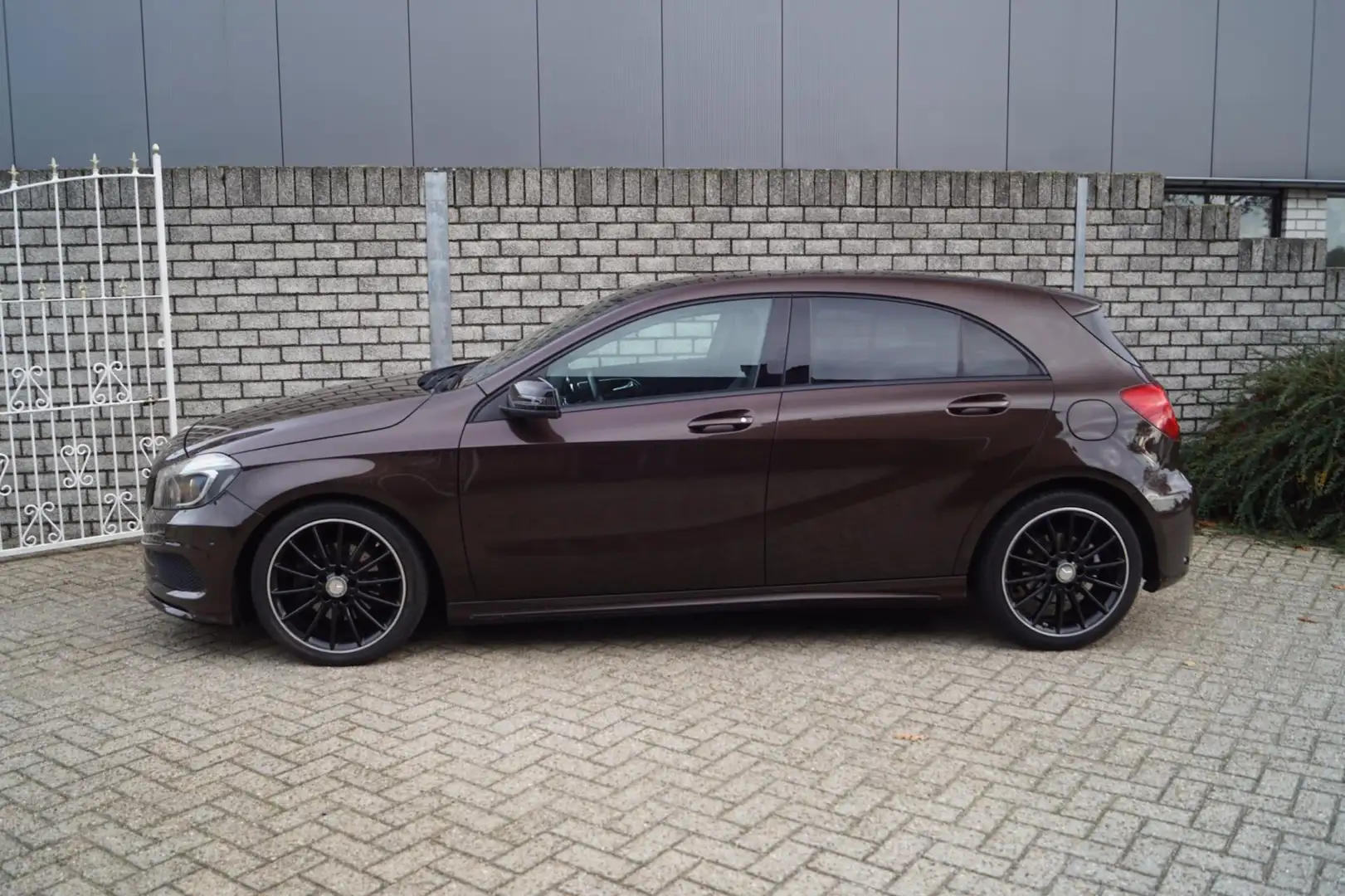 Mercedes-Benz A 180 Ambition AMG Line Autom Leder/Alcantara Sportst Na Bruin - 2