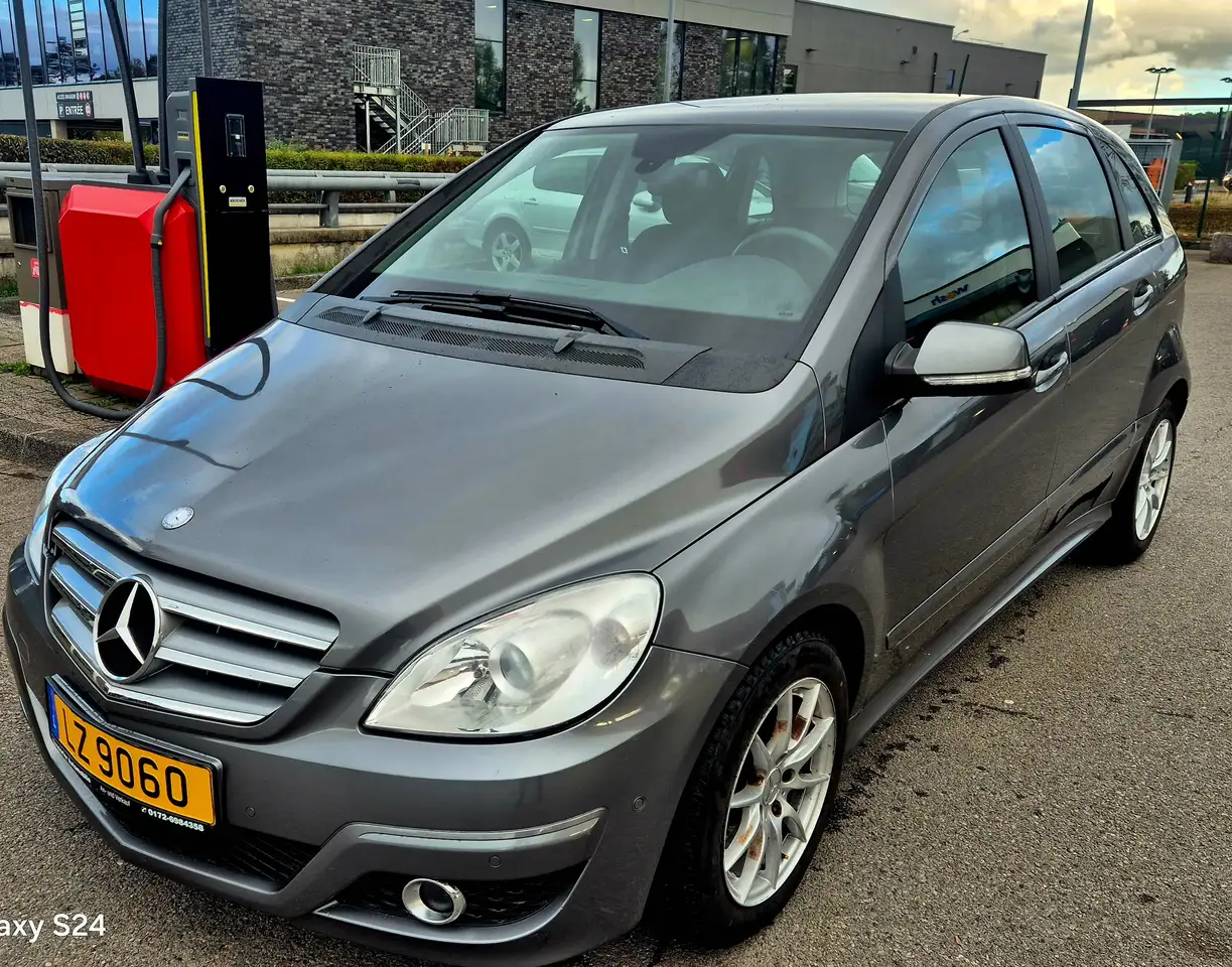 Mercedes-Benz B 180